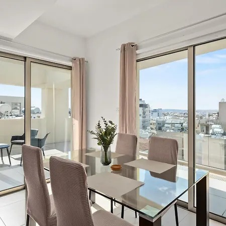 Downtown 2 Bedroom Penthouse لارنكا